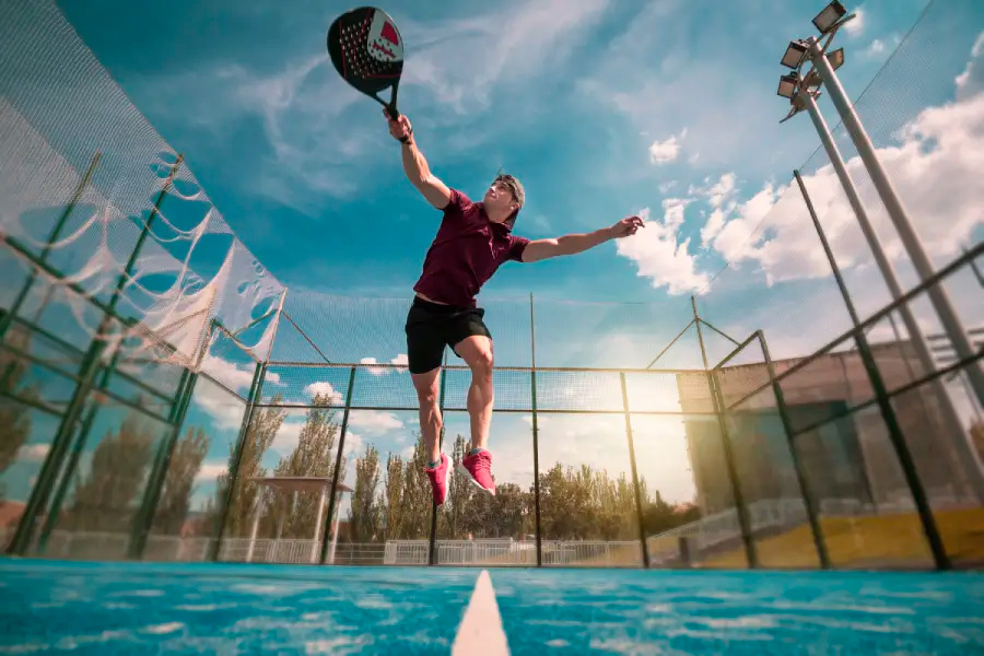 Ejercicios prácticos para reconocer y manejar la presión en pádel, incluyendo estrategias mentales, rutinas de calma y simulaciones de competencia.